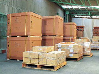 Cardboard box packing and palletized packing