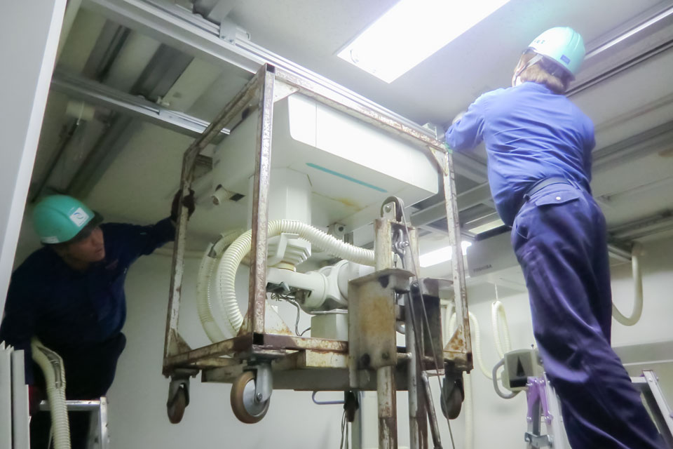 Installation of medical equipment on ceiling rails