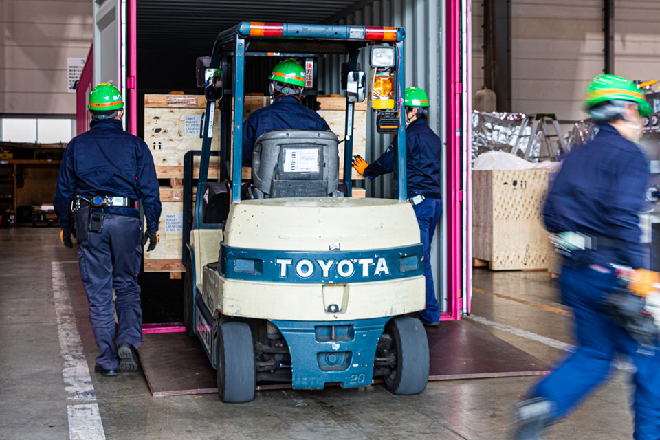Loading cargo into containers